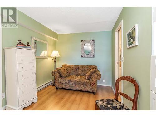 2083 Manuel Road, West Kelowna, BC - Indoor Photo Showing Living Room