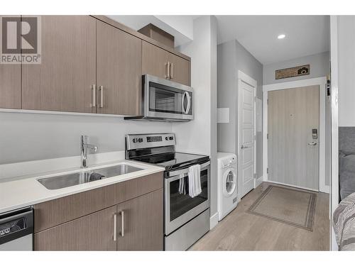 925 Leon Avenue Unit# 441, Kelowna, BC - Indoor Photo Showing Kitchen With Double Sink