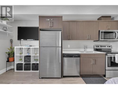 925 Leon Avenue Unit# 441, Kelowna, BC - Indoor Photo Showing Kitchen