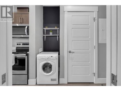 925 Leon Avenue Unit# 441, Kelowna, BC - Indoor Photo Showing Laundry Room