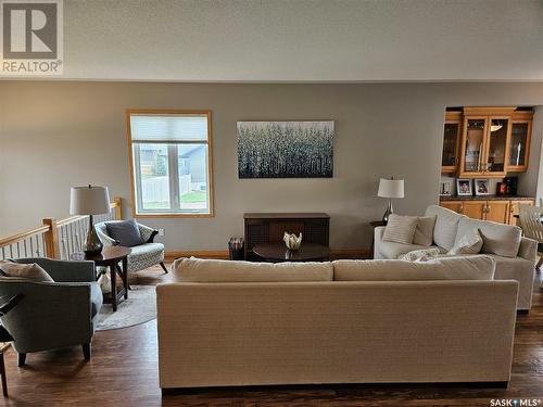 10 Manor Bay, Carlyle, SK - Indoor Photo Showing Living Room