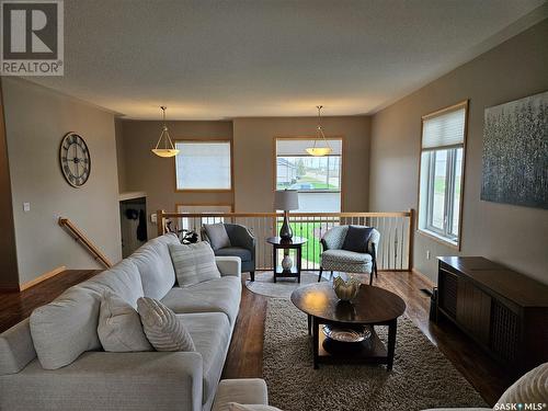 10 Manor Bay, Carlyle, SK - Indoor Photo Showing Living Room