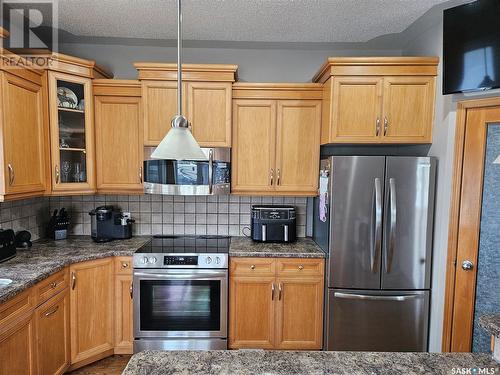 10 Manor Bay, Carlyle, SK - Indoor Photo Showing Kitchen
