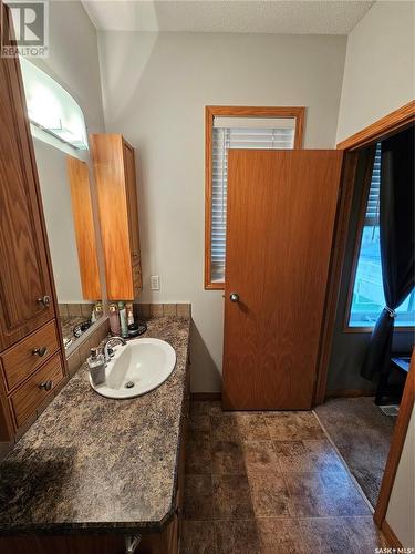 10 Manor Bay, Carlyle, SK - Indoor Photo Showing Bathroom