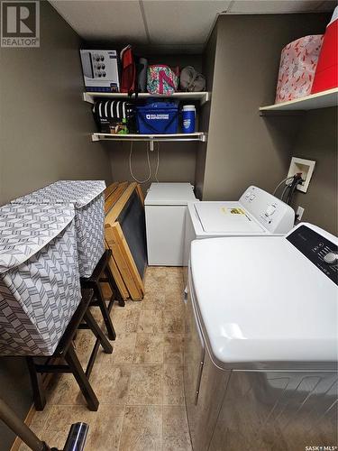 10 Manor Bay, Carlyle, SK - Indoor Photo Showing Laundry Room