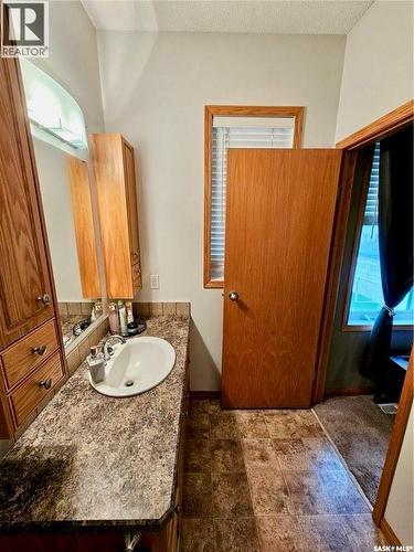 10 Manor Bay, Carlyle, SK - Indoor Photo Showing Bathroom