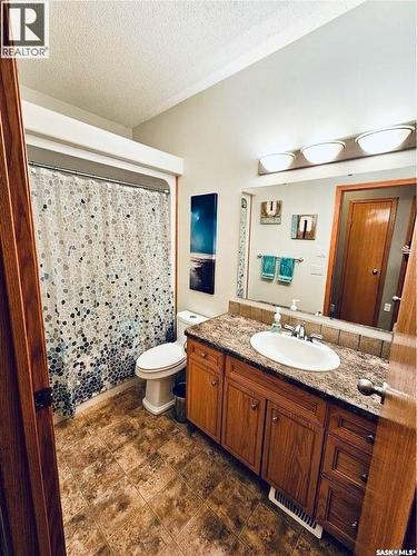 10 Manor Bay, Carlyle, SK - Indoor Photo Showing Bathroom