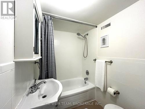 25 Oak Park Avenue, Toronto, ON - Indoor Photo Showing Bathroom