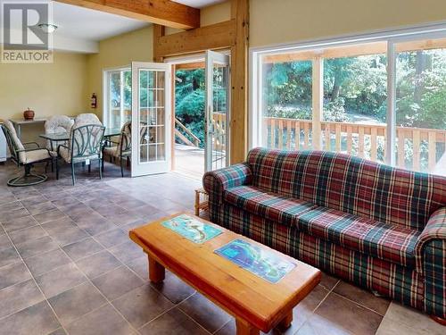 2847 Brian'S Way, Savary Island, BC - Indoor Photo Showing Living Room