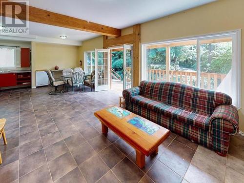 2847 Brian'S Way, Savary Island, BC - Indoor Photo Showing Living Room