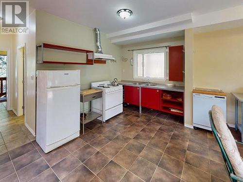 2847 Brian'S Way, Savary Island, BC - Indoor Photo Showing Kitchen With Double Sink