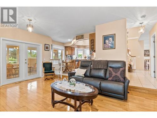 4011 Kentucky Place, Kelowna, BC - Indoor Photo Showing Living Room