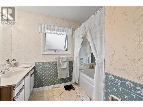 4011 Kentucky Place, Kelowna, BC - Indoor Photo Showing Bathroom