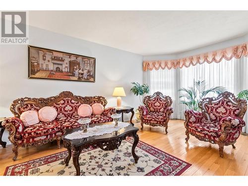 4011 Kentucky Place, Kelowna, BC - Indoor Photo Showing Living Room