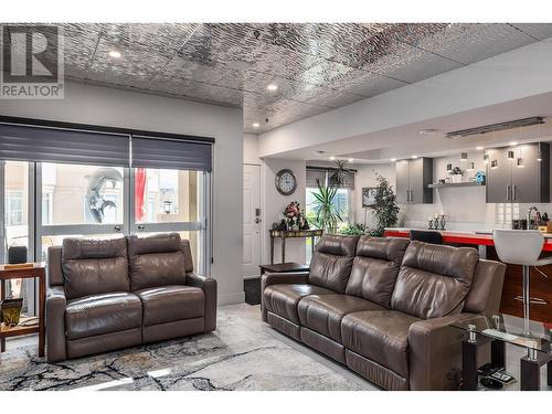 1156 Sunset Drive Unit# 113, Kelowna, BC - Indoor Photo Showing Living Room