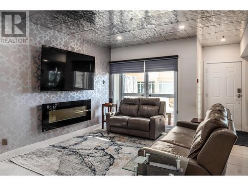 1156 Sunset Drive Unit# 113, Kelowna, BC - Indoor Photo Showing Living Room With Fireplace
