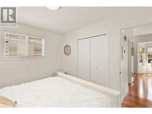 3155 Gordon Drive Unit# 204, Kelowna, BC - Indoor Photo Showing Bedroom