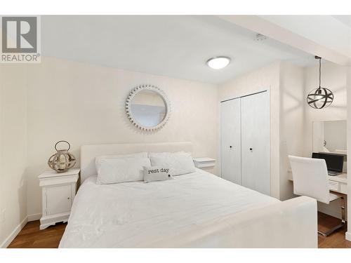 3155 Gordon Drive Unit# 204, Kelowna, BC - Indoor Photo Showing Bedroom