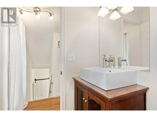 3155 Gordon Drive Unit# 204, Kelowna, BC - Indoor Photo Showing Bathroom