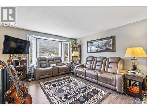 8758 Holding Road Unit# 17, Adams Lake, BC - Indoor Photo Showing Living Room