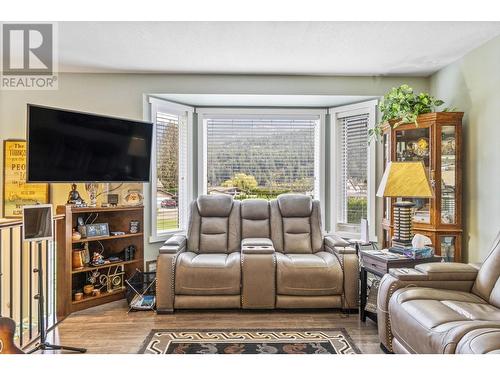 8758 Holding Road Unit# 17, Adams Lake, BC - Indoor Photo Showing Living Room