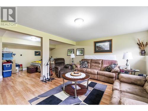 8758 Holding Road Unit# 17, Adams Lake, BC - Indoor Photo Showing Living Room