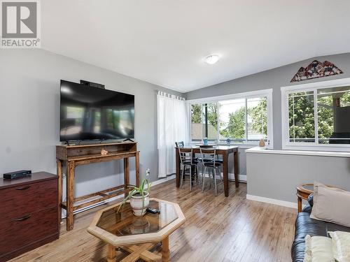 99 Elk Street, Vernon, BC - Indoor Photo Showing Living Room