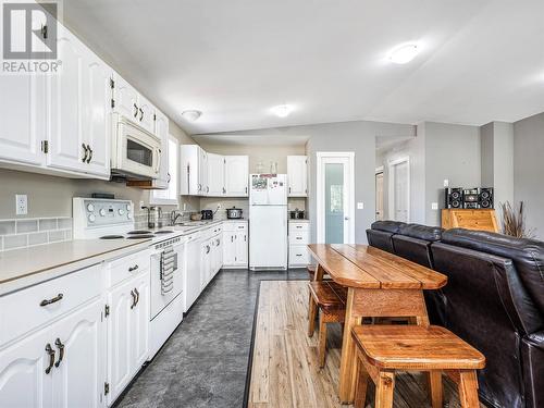 99 Elk Street, Vernon, BC - Indoor Photo Showing Kitchen