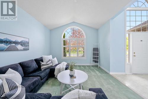 395 Waterbury Crescent, Scugog, ON - Indoor Photo Showing Living Room