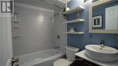 704 - 1100 Caven Street, Mississauga, ON - Indoor Photo Showing Bathroom