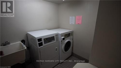 704 - 1100 Caven Street, Mississauga, ON - Indoor Photo Showing Laundry Room
