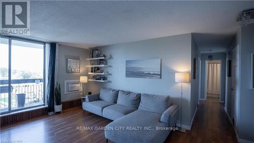 704 - 1100 Caven Street, Mississauga, ON - Indoor Photo Showing Living Room