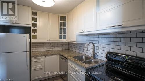 704 - 1100 Caven Street, Mississauga, ON - Indoor Photo Showing Kitchen With Double Sink