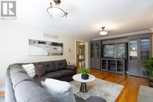 4196 Bridlepath Trail, Mississauga, ON - Indoor Photo Showing Living Room