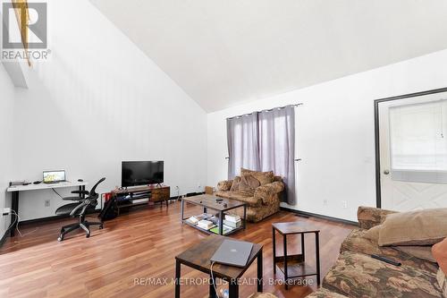 117 Montrave Avenue, Oshawa, ON - Indoor Photo Showing Living Room