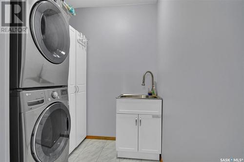 1122 Carrick Crescent, Regina, SK - Indoor Photo Showing Laundry Room