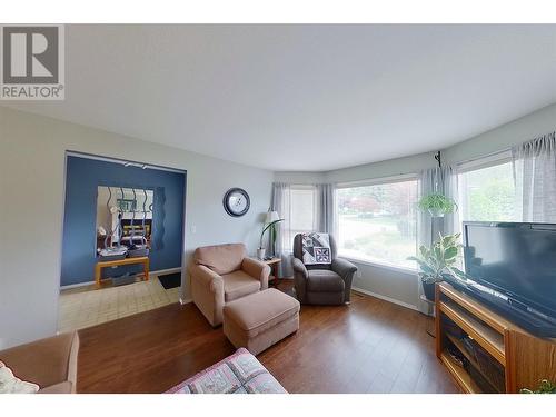 1251 15 Avenue Se, Salmon Arm, BC - Indoor Photo Showing Living Room