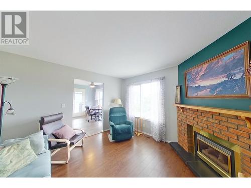 1251 15 Avenue Se, Salmon Arm, BC - Indoor Photo Showing Living Room With Fireplace