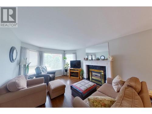 1251 15 Avenue Se, Salmon Arm, BC - Indoor Photo Showing Living Room With Fireplace