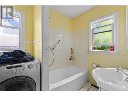 560 7 Street Se, Salmon Arm, BC - Indoor Photo Showing Laundry Room