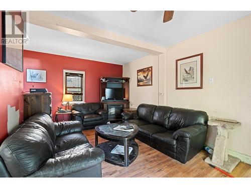 560 7 Street Se, Salmon Arm, BC - Indoor Photo Showing Living Room