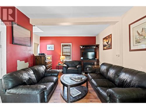 560 7 Street Se, Salmon Arm, BC - Indoor Photo Showing Living Room