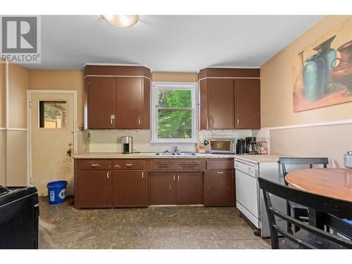560 7 Street Se, Salmon Arm, BC - Indoor Photo Showing Kitchen With Double Sink