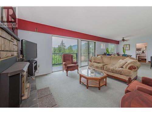101 Mann Road, Sicamous, BC - Indoor Photo Showing Living Room