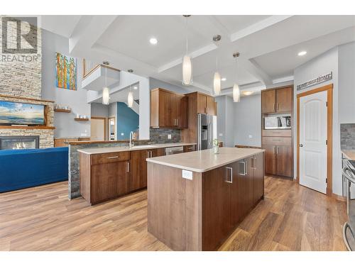 13598 Townsend Drive, Lake Country, BC - Indoor Photo Showing Kitchen With Double Sink With Upgraded Kitchen