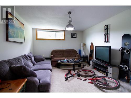 1301 Second Street, Revelstoke, BC - Indoor Photo Showing Living Room