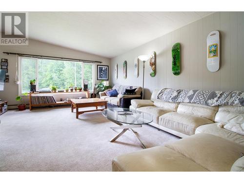 1301 Second Street, Revelstoke, BC - Indoor Photo Showing Living Room