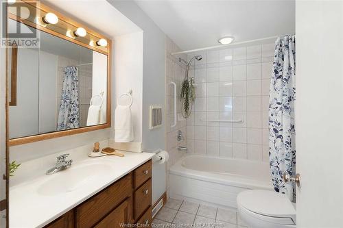 21 Wellington Avenue, Essex, ON - Indoor Photo Showing Bathroom