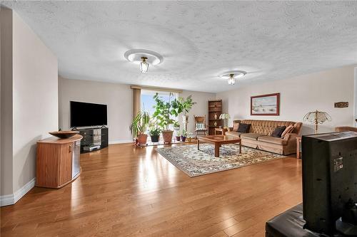 79 Eastbury Drive, Stoney Creek, ON - Indoor Photo Showing Living Room