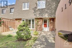 Welcome home! Private hedged & Fencd yard. No rear neighbours. - 
